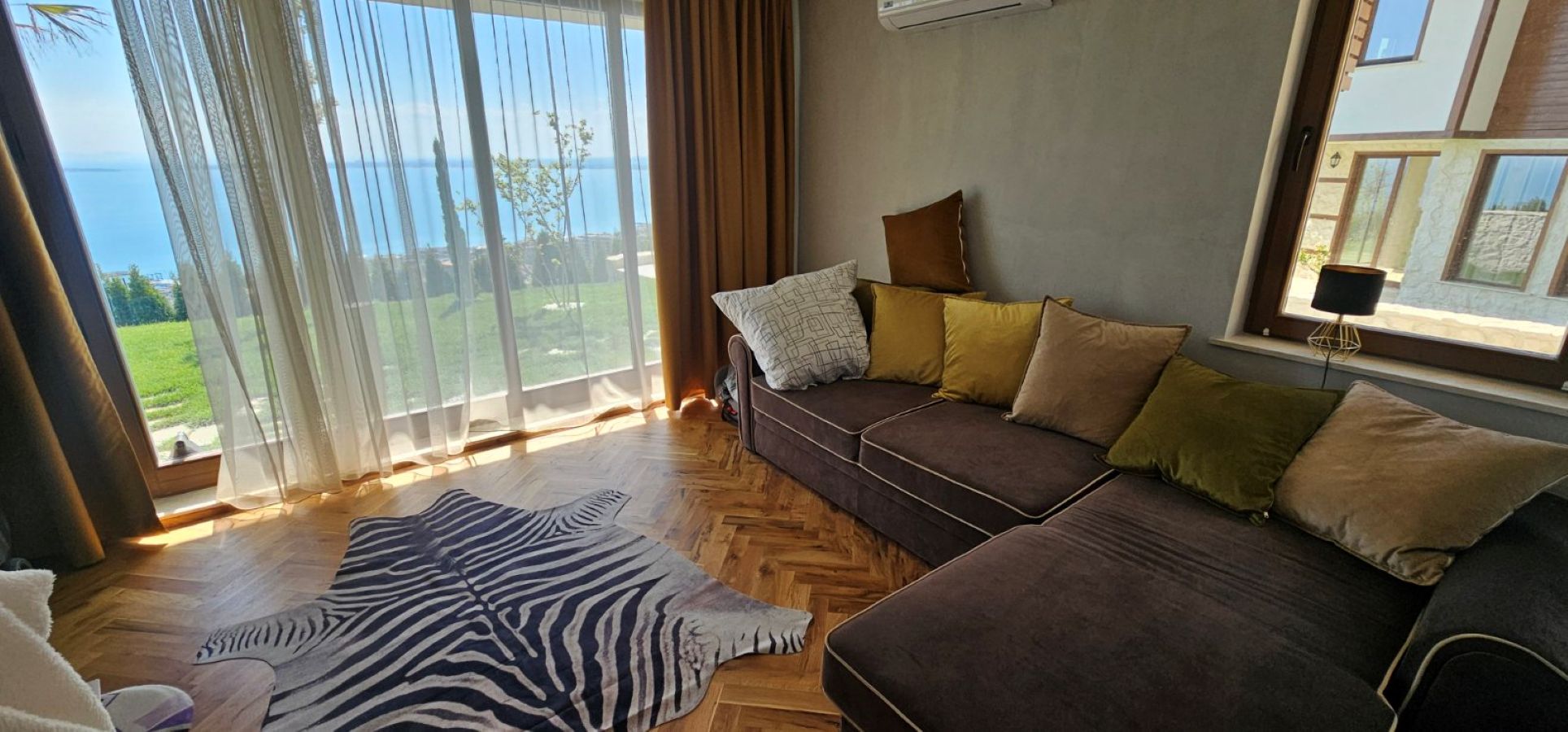 IMG-ed6e6143d37bbd037624e06b7e28008a-V